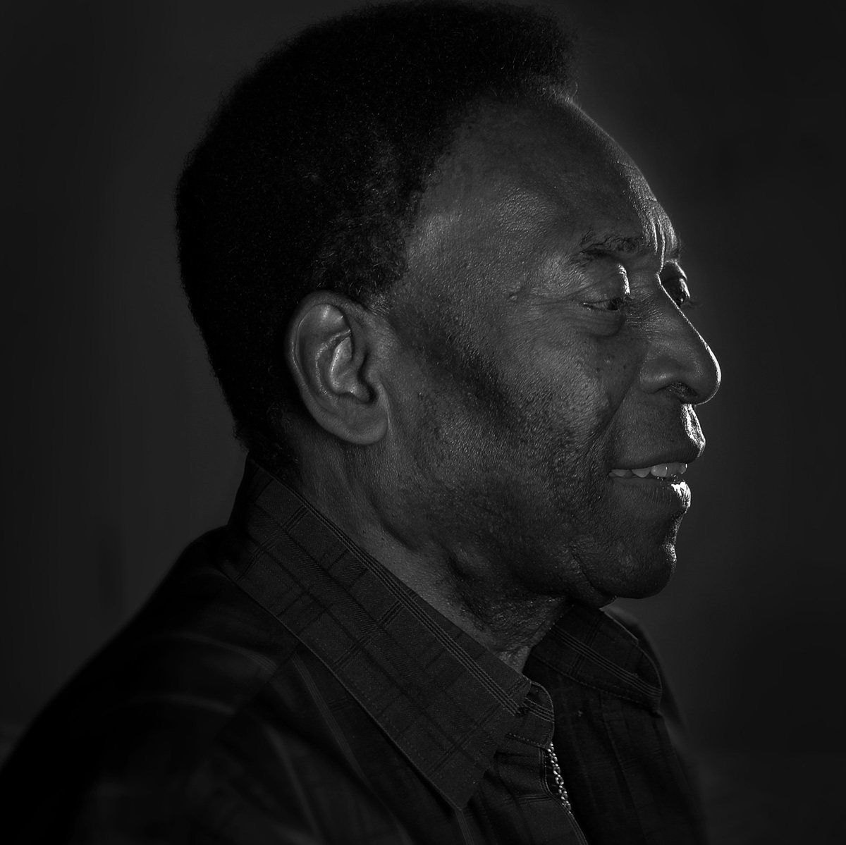 Black and white profile portrait of Pelé